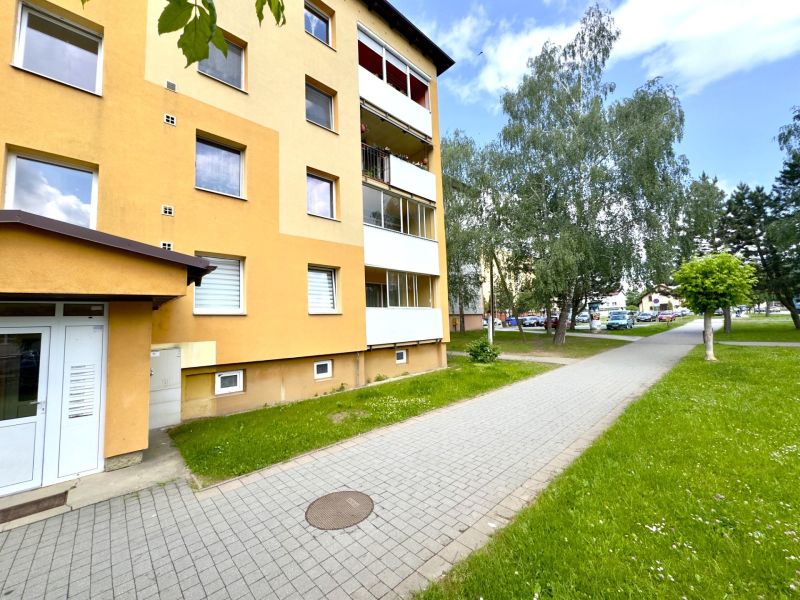 A lipanai lakóház külső része a 4 szobás lakáshoz illő zöldterülettel.
