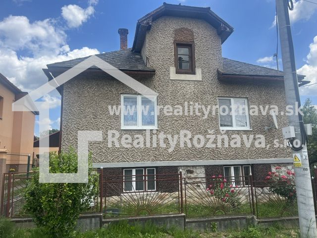 Családi ház Rudnán kerttel és cseréptetővel.