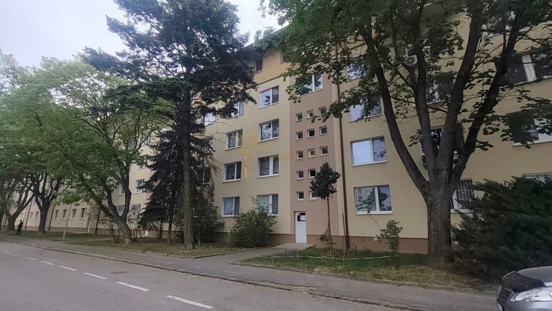 Egy lakóház a pozsonyi Ružinovban, az Exnárova utcában, fákkal körülvéve.