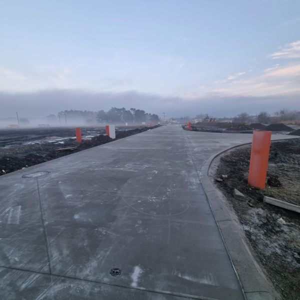 Betonút ködös környezetben a Pod Borovicou utcában, Studienka, Lakóövezet.