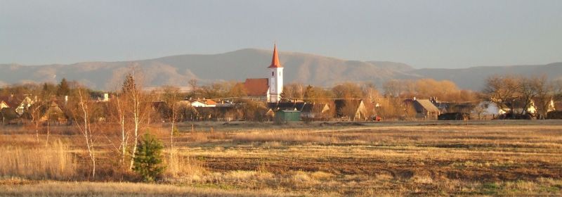 Studienka község panorámája a Pod Borovicou utcán a templommal, ideális helyszín lakhatásra.