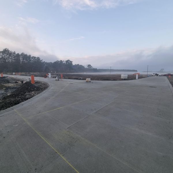 Betonút a Studienkánál, Pod Borovicou utca, Lakóövezet, természettel körülvéve.
