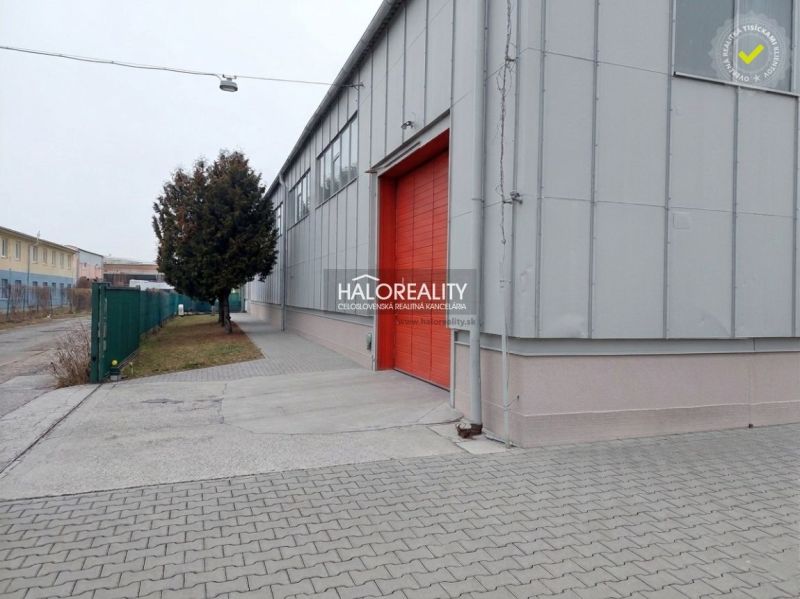 A KE - Džungel irodáinak külső része piros ajtókkal és járólapokból készült sétánnyal.