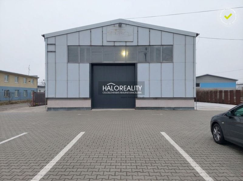 Ipari épület parkolóval a KE - Džungľa részén, irodák.