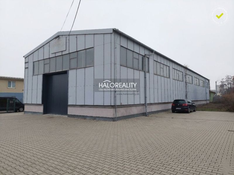 Ipari csarnok nagy parkolóhellyel a KE - Džungľa városrészben.