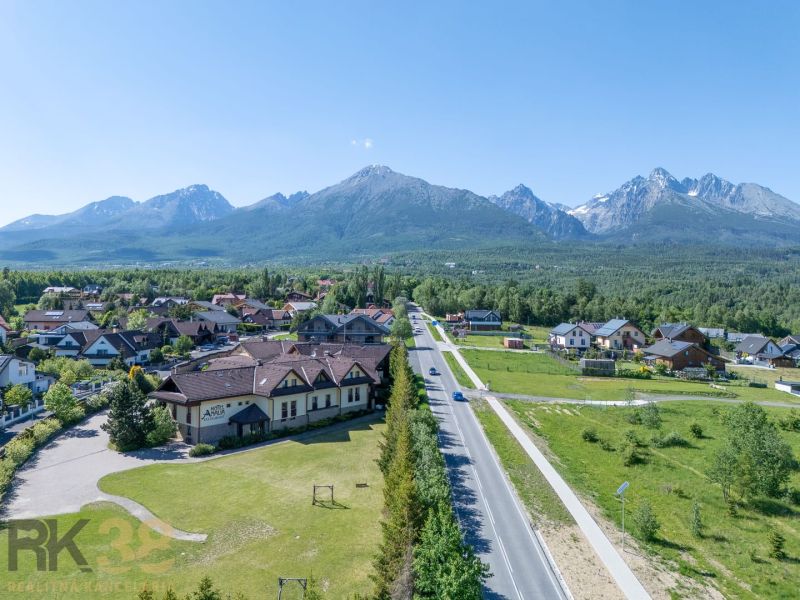 Kilátás a szállodákra és panziókra Újlesnén, a háttérben a Magas-Tátrával.