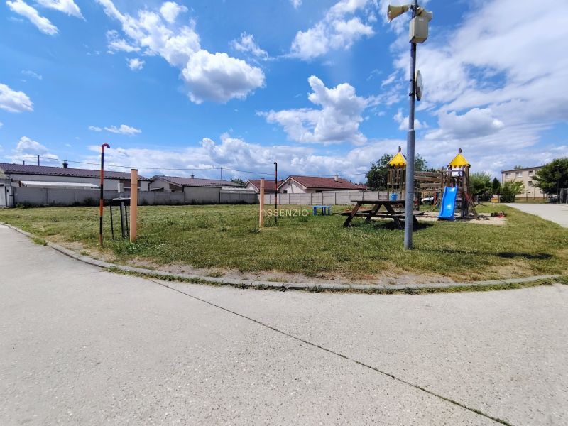 Játszótér mászókákkal és csúszdával Kostolištében a Za bytovkou utcában, Telkek - lakóövezet.