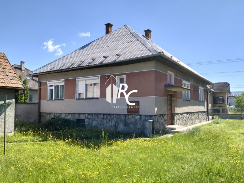 Családi ház Sučanyban, a Štúrova utcában, gyepes udvarral és bádogtetővel.
