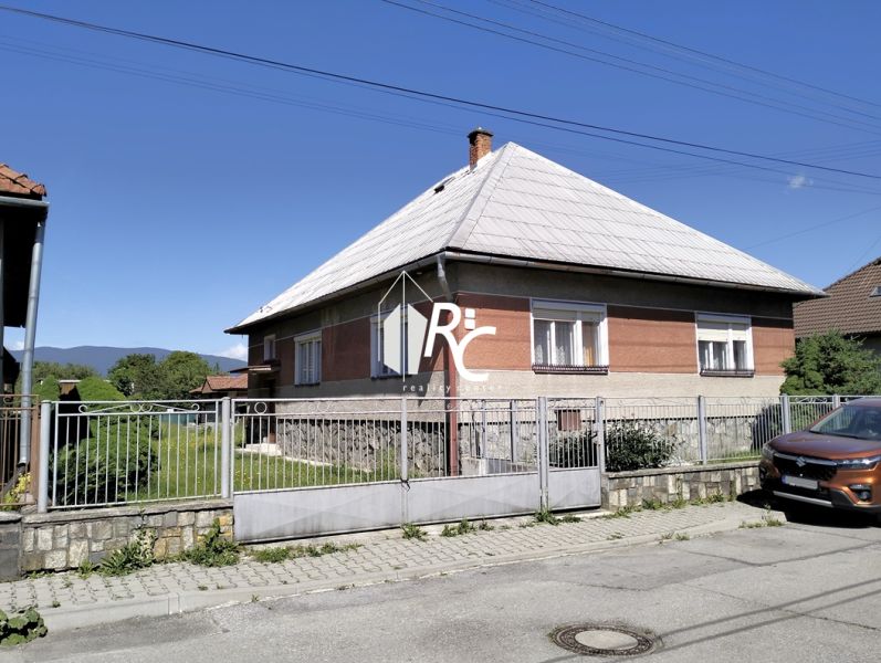 Családi ház a Štúrova utcában, Sučanyban, nagy udvarral és egy autóval elöl.
