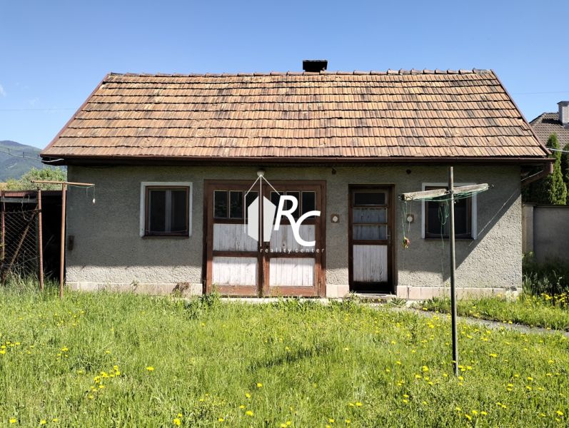 Családi ház a Štúrova utcában, Sučanyban, füves telekkel és virágokkal.