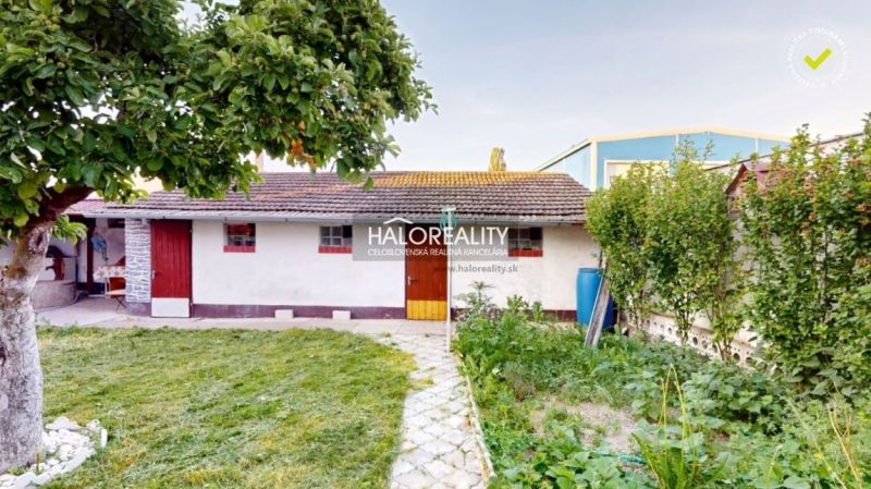 Családi ház Szenicén kerttel, fákkal és kerti házikóval.