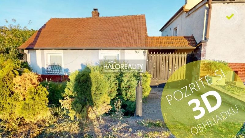 Családi ház Szenicen előkerttel és barna tetővel, 3D-s megtekintést kínál.