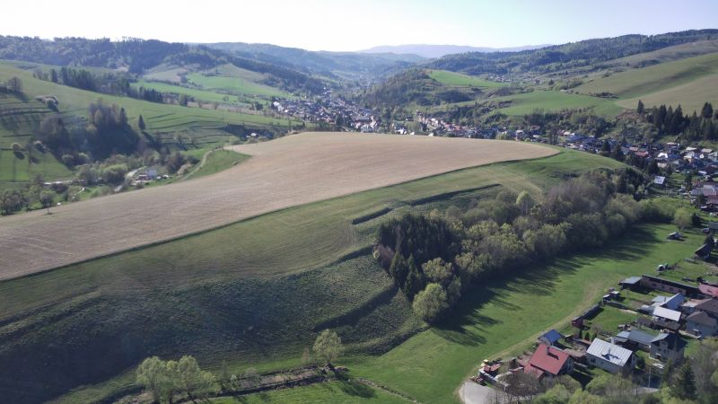 Fekete Balog vidéke mezőgazdasági és erdészeti területekkel a domboldalakon.