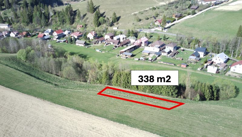 Légi felvétel mezőgazdasági és erdőterületekről Feketebalogon, megjelölt területtel.