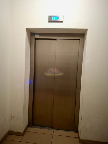 Fém liftajtó kijelzővel a garzonlakásban.