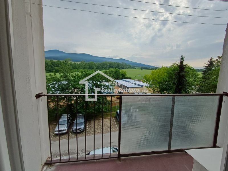 A Rozsnyón található, háromszobás lakás kilátása az Edelényi utcán hegyekre és zöld területekre nyújt panorámát.