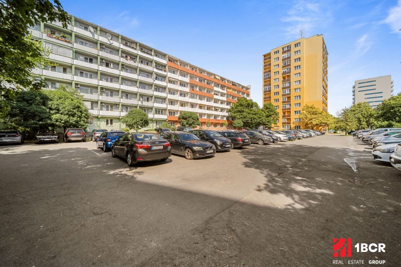 Parkoló autókkal a panelházak között a Csehszlovák Ejtőernyősök utcában, Pozsony-Újvárosban.