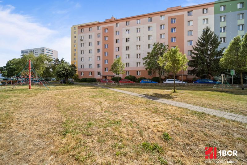 Családi ház játszótérrel körülvéve a Československých parašutistov utcában, Pozsony - Újváros.