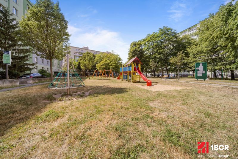 Játszótér a Csehszlovák Ejtőernyősök utcában, Pozsony - Újváros.