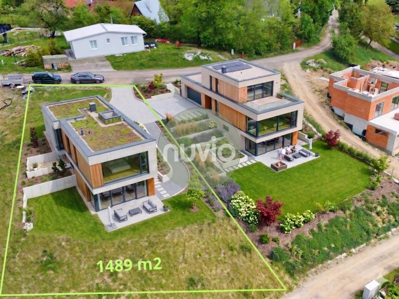 Telkek - lakóhelyek Turcsányjaszenón modern házakkal és gondozott kertekkel.
