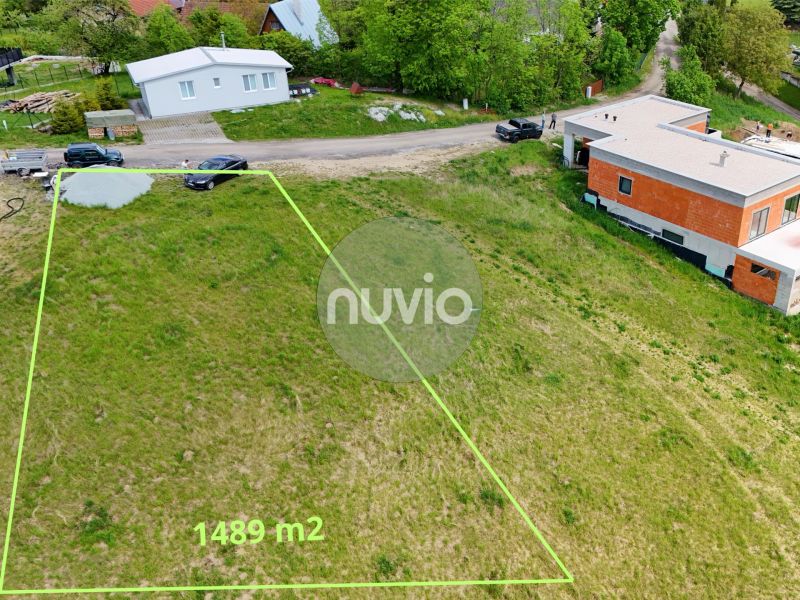 Telkek - lakóövezet Turcsány-Jászon, 1489 m² az út mellett családi házak között.