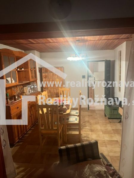 Étkező sarok faházban fa bútorokkal és világítással.