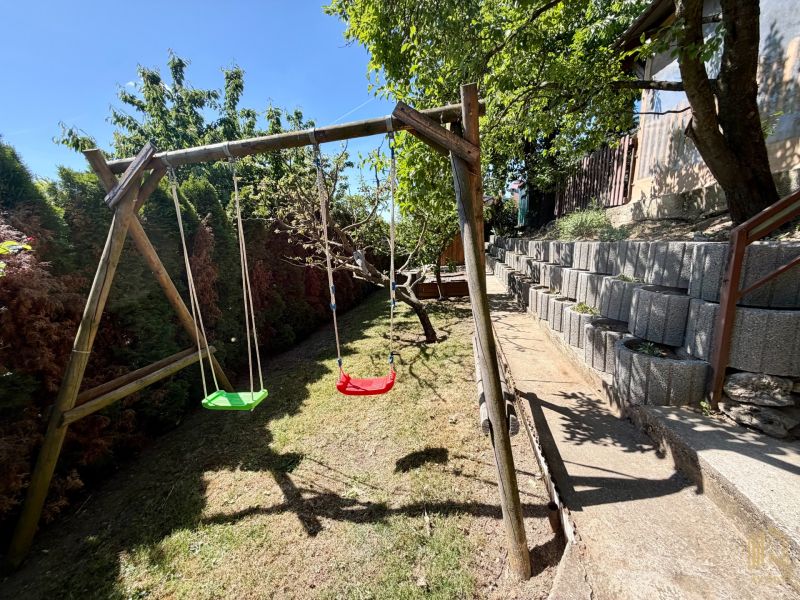 Fa hinták a kunyovi, Szenicei nyaraló udvarán, teraszos elrendezésű kerttel.