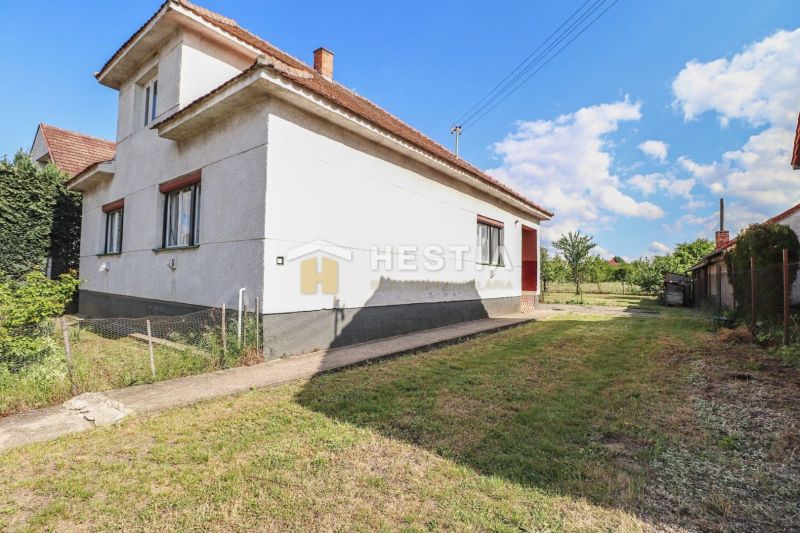 Családi ház Borský Mikulášban füves telekkel és kék éggel.