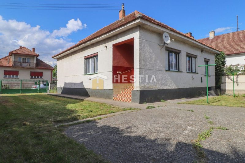 Családi ház Borsky Mikulášban gondozott gyepfelülettel, szilárd burkolattal és műholdas antennával.
