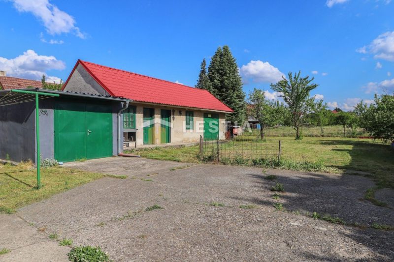 Családi ház Borský Mikulášban füves kerttel és piros tetővel.