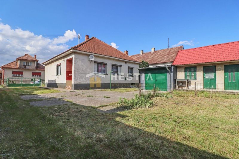 Családi ház Borsky Mikulášban kerttel és garázzsal füves telken.