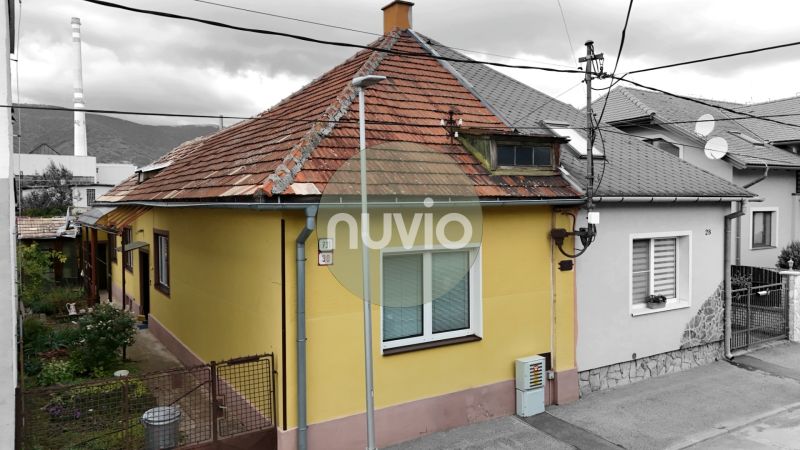 Családi ház Martinban ferde tetővel és sárga homlokzattal.
