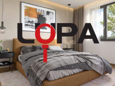 Modern hálószoba családi házban kényelmes boxspring ággyal és dekoratív elemekkel.