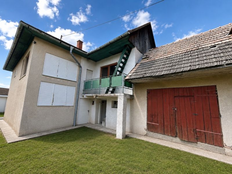 Családi ház a Na záhumnie utcában Hrochoťon, zöld gyepes kerttel.