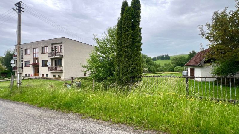 Épület erkélyekkel a Gôtovan-i üdülőterületen, zölddel és fákkal körülvéve.
