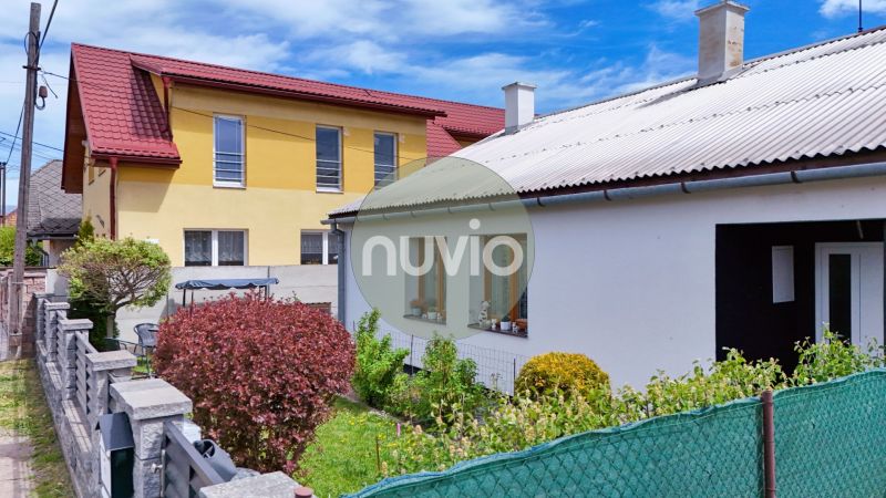 Családi ház Košťany nad Turcomban udvarral, kerítéssel és természetes zölddel.