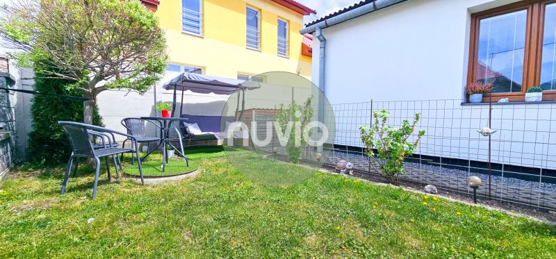 Kert ülőhellyel a családi ház mellett Košťany nad Turcom-ban, gyepes területtel.