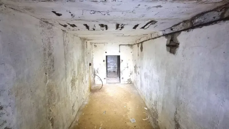 Szoros, elhagyatott beton tér sérült falakkal a különleges ingatlanok keretében.
