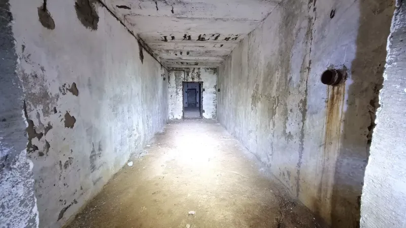 Keskeny, elhagyatott beton alagút kiemelkedik az ipari hangulatával a Humenné Különleges Ingatlanok közül.