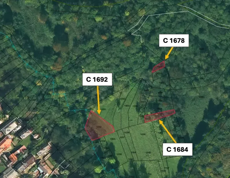 Légi felvétel Ratkovské Bystré mezőgazdasági és erdőterületeiről parcellákkal.
