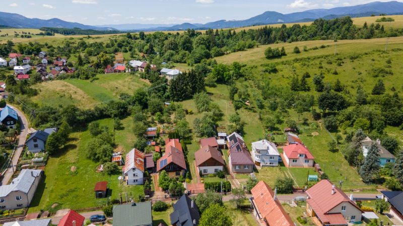 Kilátás a családi házakra Felsőlehótán, háttérben a dombos tájjal.