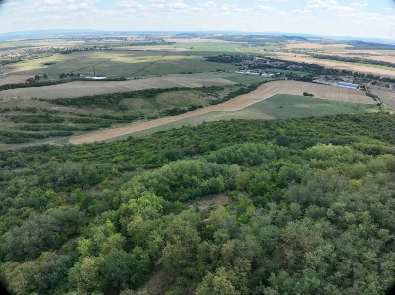 Mezőgazdasági és erdőterületek Tornalján, panorámás kilátással a környező tájra.