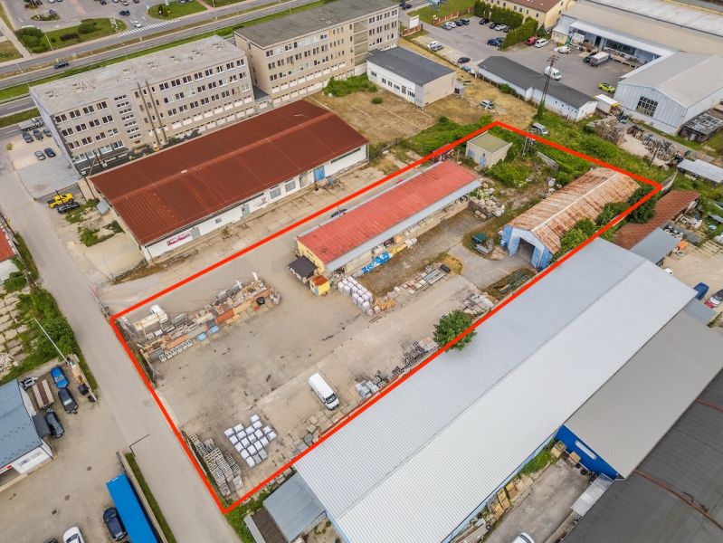 Ipari terület a Besztercebányai Zvolenská úton, piros vonallal határolva.