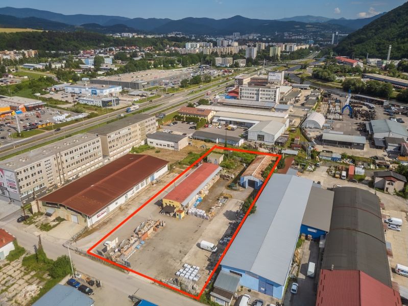 Épület a Zvolenská úton Besztercebányán, ipari csarnokokkal és raktárakkal.