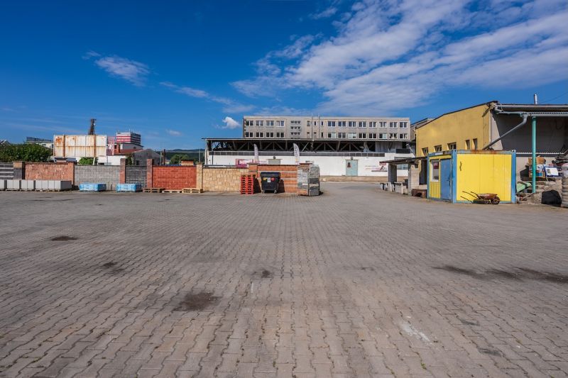 Épület a Zvolenská úton Besztercebányán, blokokkal és raktárral az udvaron.