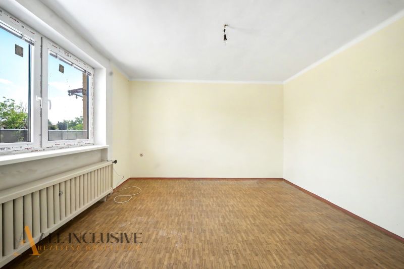 Üres szoba fa mintás padlóval családi házban.