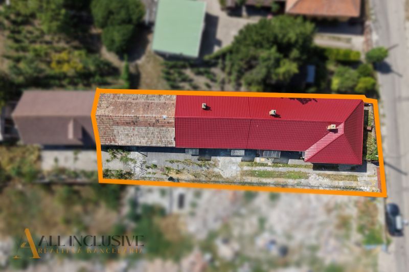 Családi ház Vydranyban piros tetővel és kertből nyíló bejárattal.