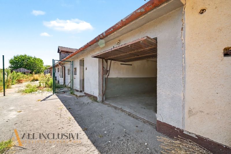 Nyitott garázs egy családi ház külső részén Vydranyban, beton behajtóúttal.