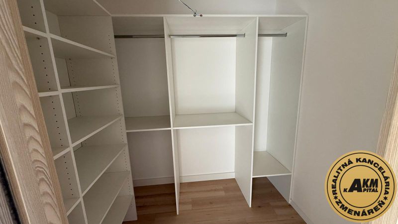 Beépített gardróbszekrény egy 3 szobás lakásban, fa dekoros padlóval.