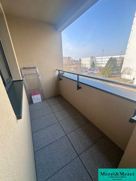 Az ARBORIA utcai 2 szobás lakás erkélye Trnaván, kilátással a környékre.